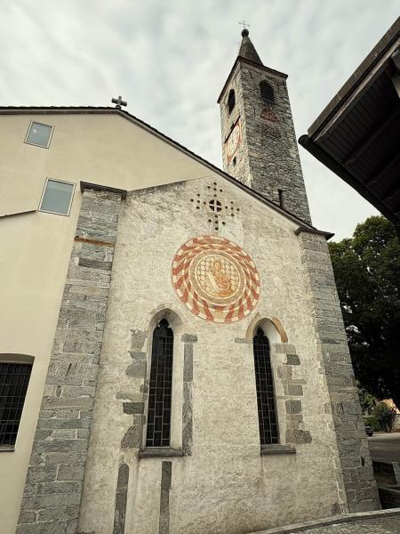 外観はとても質素なたたずまいですが…