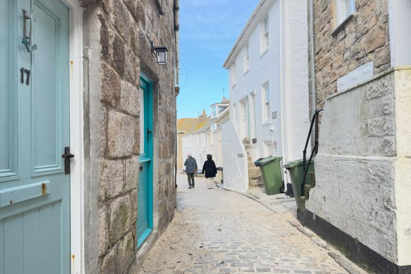 海沿いから一本道を入ると石畳の小道♪