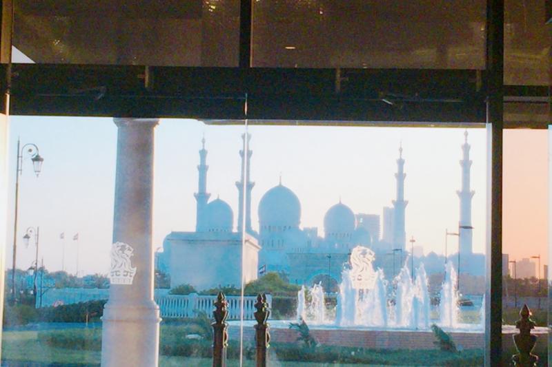 エントランスの目の前にシェイクザイードグランドモスクが見えます！！