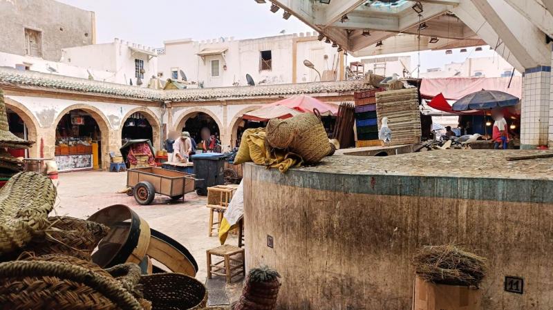 次は魚市場です。日本のようにイワシを開いて炭で焼いていました