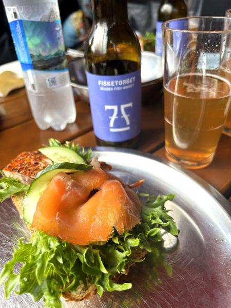 ベルゲンのフィッシュマーケットでのランチ。サーモンのオープンサンドとビール