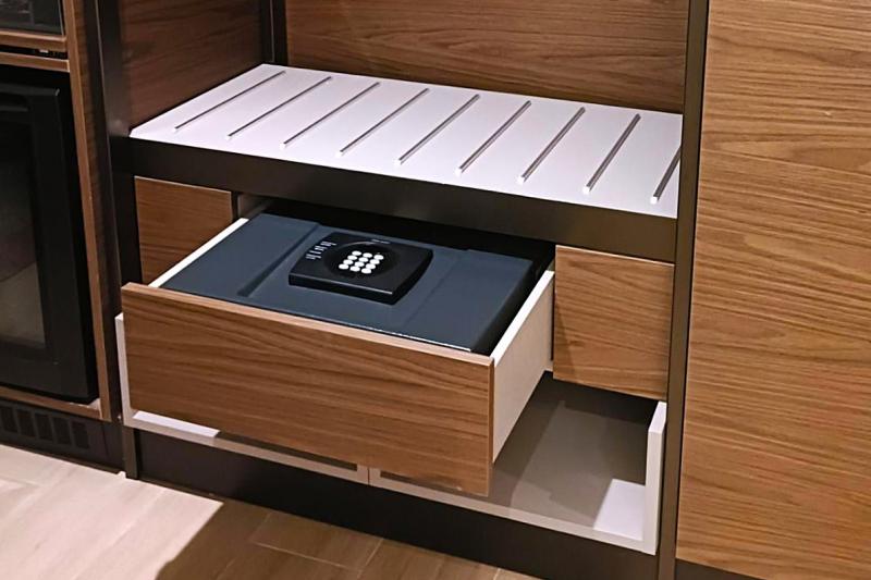 引き出しを開けるとセーフティーボックスがあります