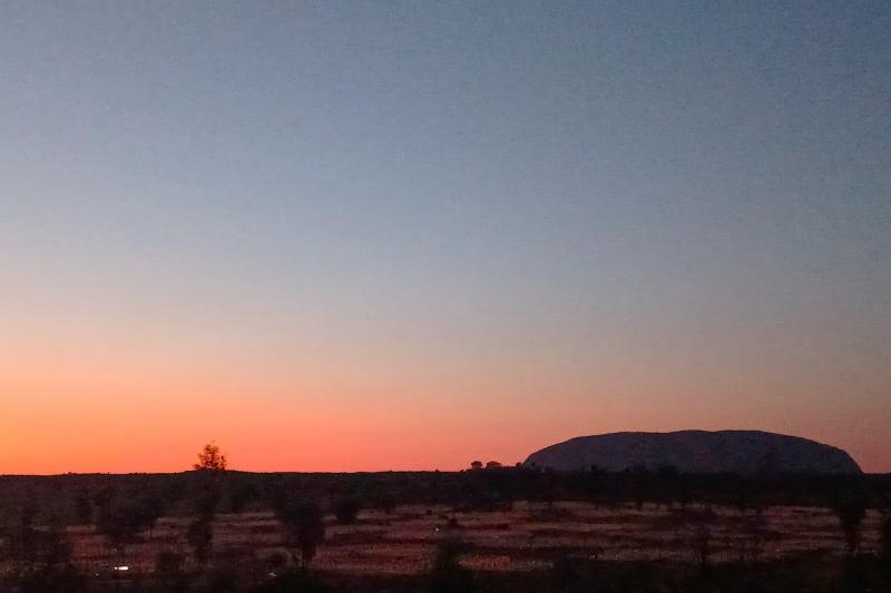 シルエット映えが鮮やかなウルルと地平線
