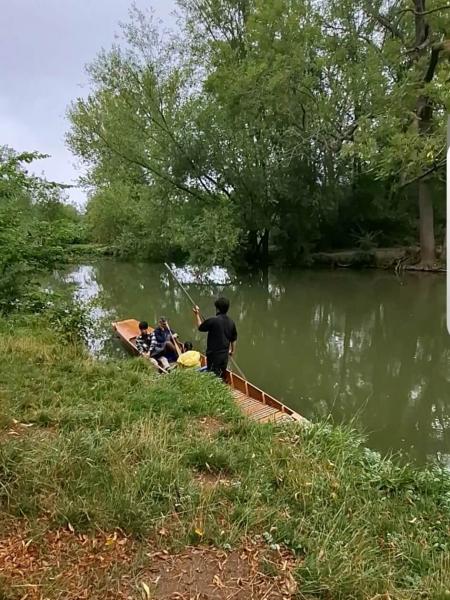 オックスフォードではガイドさんがパンティング（手漕ぎ船）で案内をしてくれました