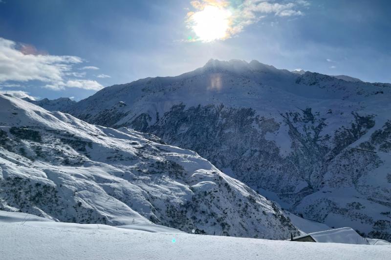 車窓からの景色。冬はひたすら雪景色ですが、日本では見られないダイナミックな素晴らしい山々を望みます