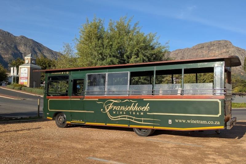 こちらはトラムと同じデザインのバスです