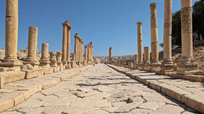 列柱通り。地震で倒れてしまったものもあるそうですが、これだけ残っているのがすごい！