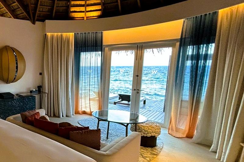 ベッドから美しい海がパァっと見えます