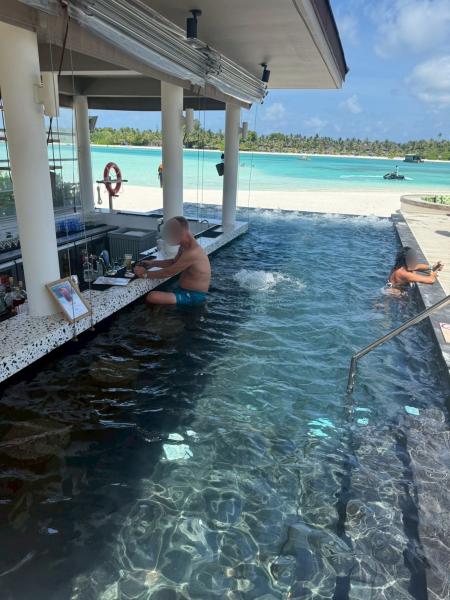 バーとプールが一緒に味わえる夢のような空間で、テンション上がりました！