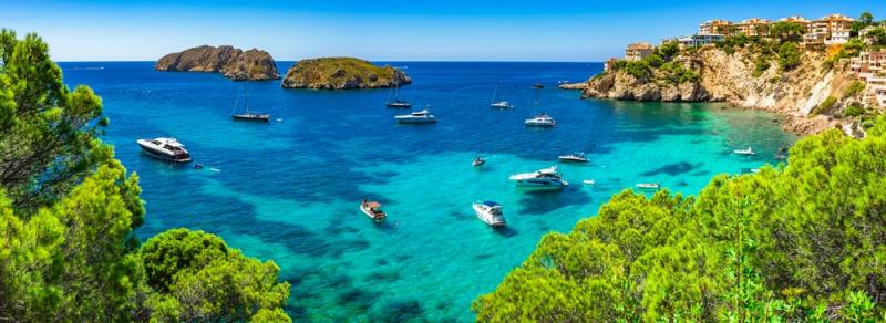 【マヨルカ島】「地中海の宝石」と呼ばれ、スペイン王室が夏のバカンスで訪れるというマヨルカ島。バルセロナから飛行機で1時間程度で訪れることができます。