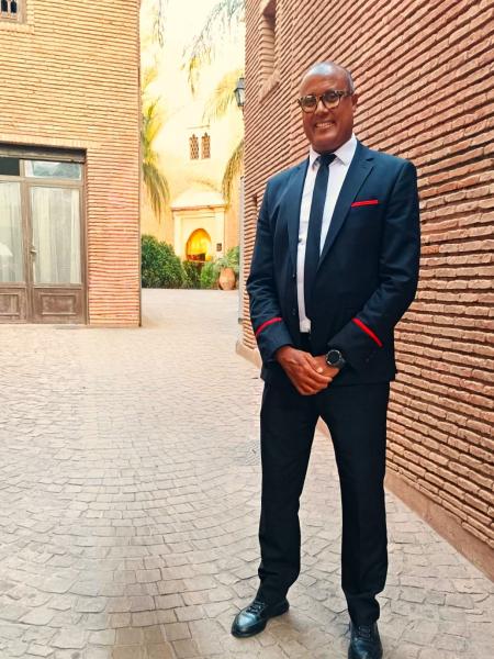 この通路の奥にホテルのフロントがあります