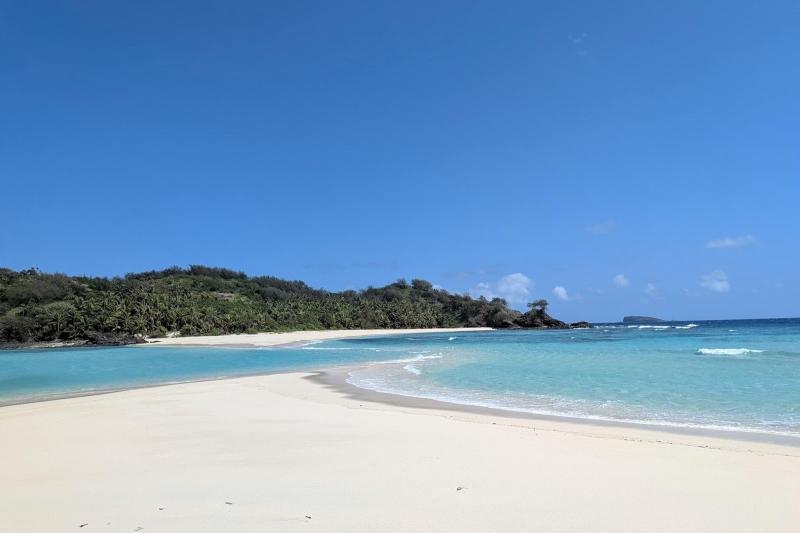 双方向から波が押し寄せるのが珍しい、ヤサワで最も有名なビーチ