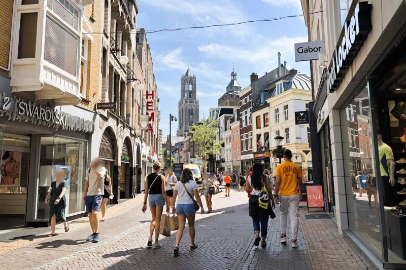 街にはオランダで最も高い教会塔として知られる「ドム塔」がそびえています！