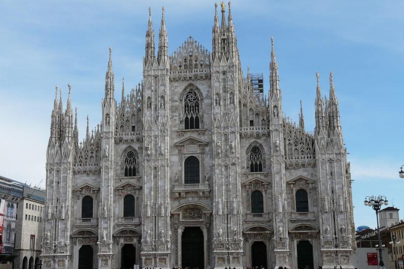 ミラノ（イタリア）ベルニナ急行の終点ティラーノから、イタリアのファッションと芸術の都ミラノへは電車で約3時間。大聖堂（ドゥオーモ）やレオナルド・ダ・ヴィンチの『最後の晩餐』など、歴史的な見どころが満載です。アルプスの大自然とイタリアの洗練された都会の雰囲気を一度に楽しめる、まさに王道の組み合わせと言えるでしょう。ショッピングやグルメも充実しており、スイスとはひと味違った雰囲気を楽しめますよ！