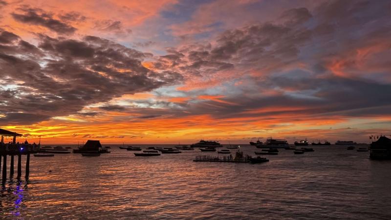 ザンジバルの港からの夕日。燃えるような空が美しかったです