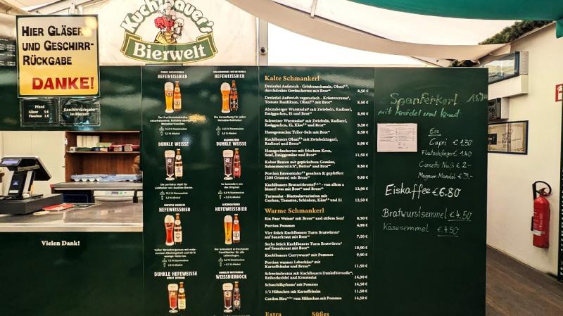 いろいろな種類のビールやドイツ料理が用意されています