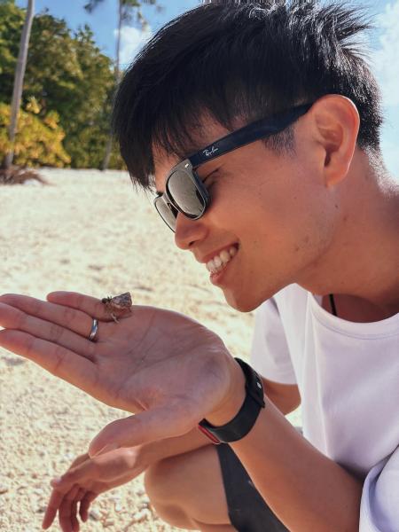 ヤドカリやカニが、砂浜にたくさんいました