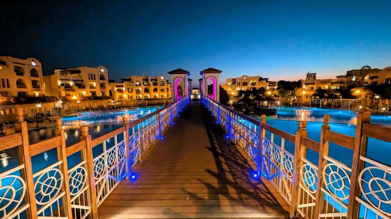 この橋がとても素敵でお気に入り。渡りながら、ぜひ夜景を楽しんでみてくださいね！