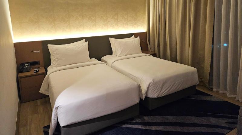 スーペリアルーム。ベッド横にプラグがそろっているのが何気にうれしい