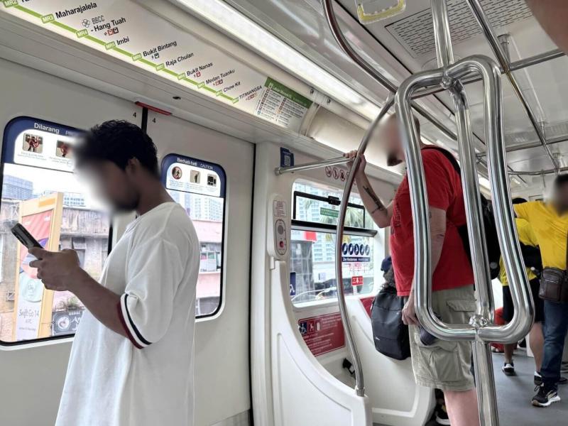 電車は新しく、車内も明るく清潔感があるため安心して利用できます