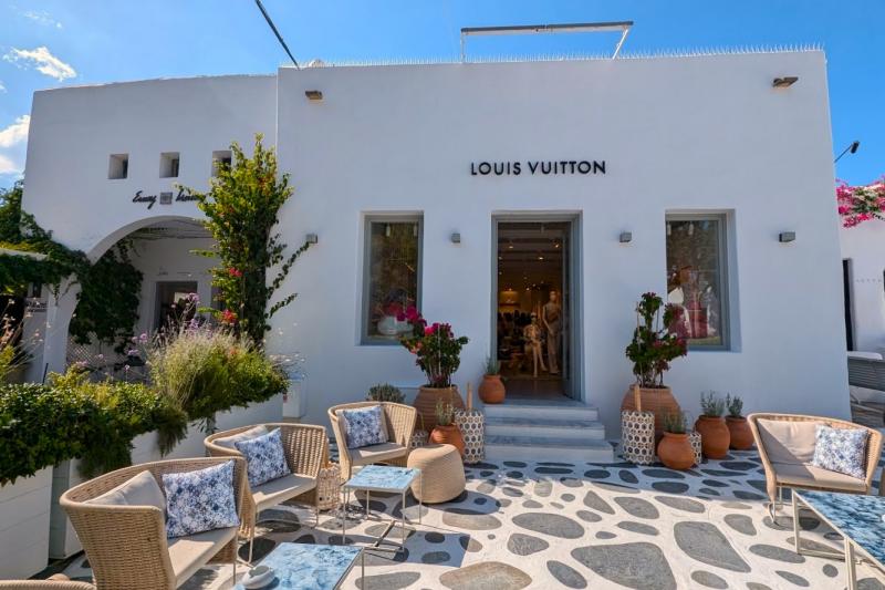 ハイブランドのお店もミコノスらしい外観