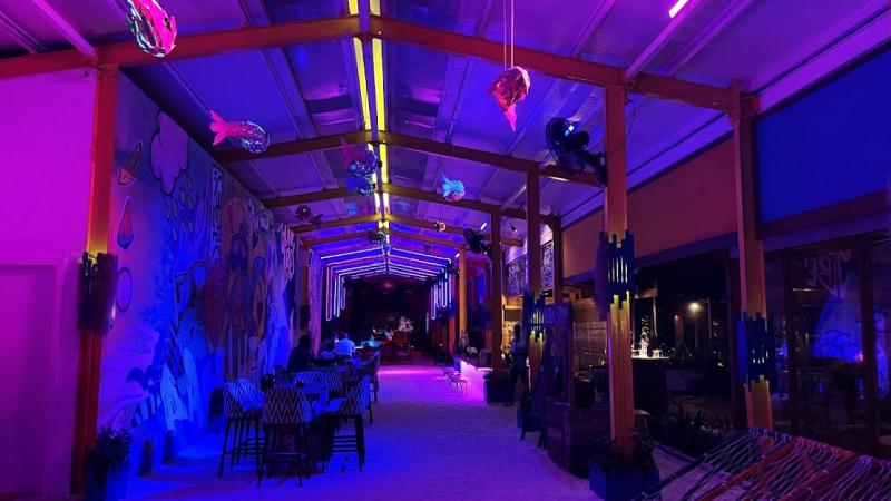 フロント兼バー