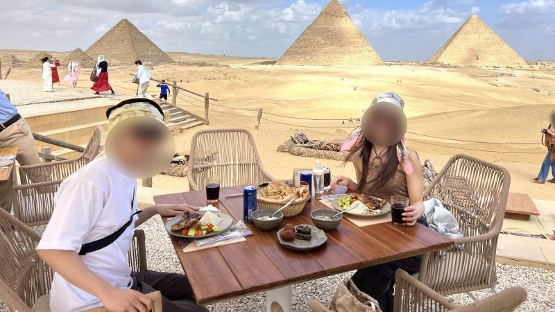 レストラン「9 Pyramids Lounge」でピラミッドをバックにランチタイム（エジプト）
