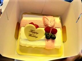 シンガポール航空から可愛いサプライズケーキをいただきました