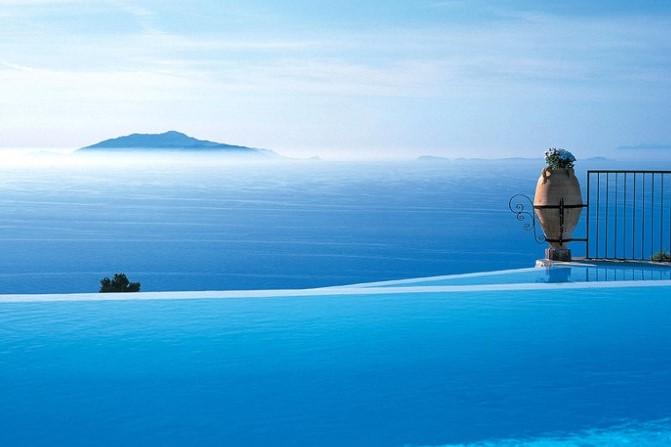 【シーザー オーガスタス（イタリア）】青の洞窟で有名なイタリア・カプリ島。日帰り観光客の多い島ですが、夕方になると一気にリゾート島の雰囲気を取り戻します。その中でもアナカプリの崖の上に建つのが、この「シザー オーガスタス（Caesar Augustus）」です！「ルレ・エ・シャトー」にも加盟する、世界でも厳選された最高級ホテルでありながら、家庭的で温かなおもてなしを大切にしていて、リピーターも多い！ ゆっくりと大人の時間を楽しんで欲しいホテルです。