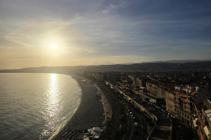 ニースのプロムナード・デ・ザングレから望む夕暮れ