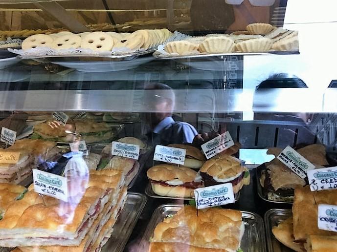 フランスはパンと本格ケーキを一緒に置いている所が多かったけど、イタリアはパンとピザとクッキーを置いてる所が多い気がする。国によってちょっとずつ違って面白ーい (￣ー￣)
