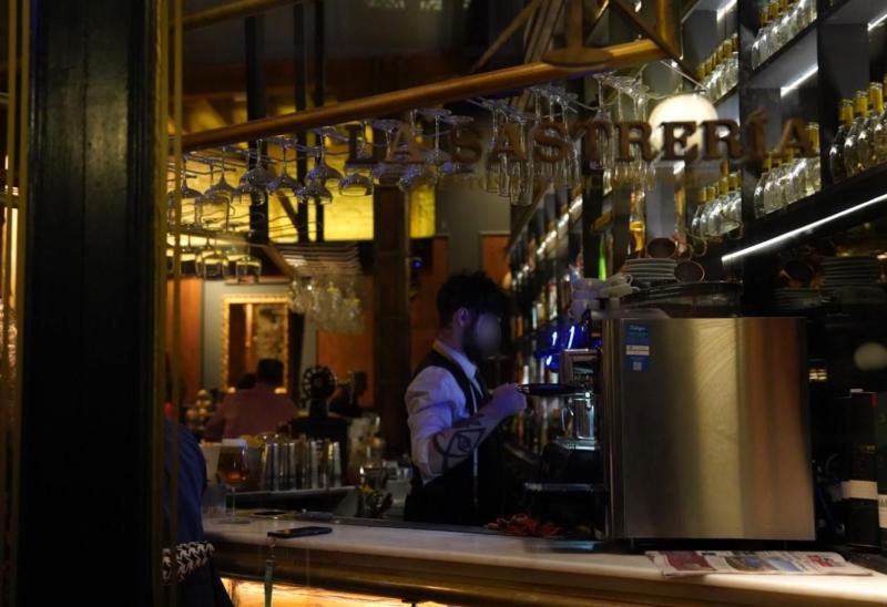 カフェ、バーなどが立ち並び、にぎわっておりました