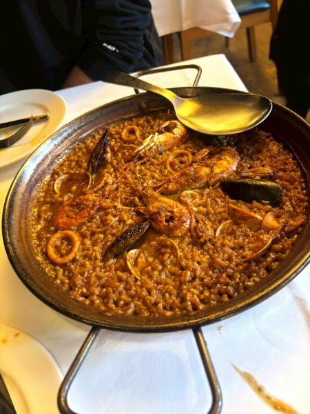 Les Quinze Nitsの海鮮パエリア、海鮮の味が濃厚でした