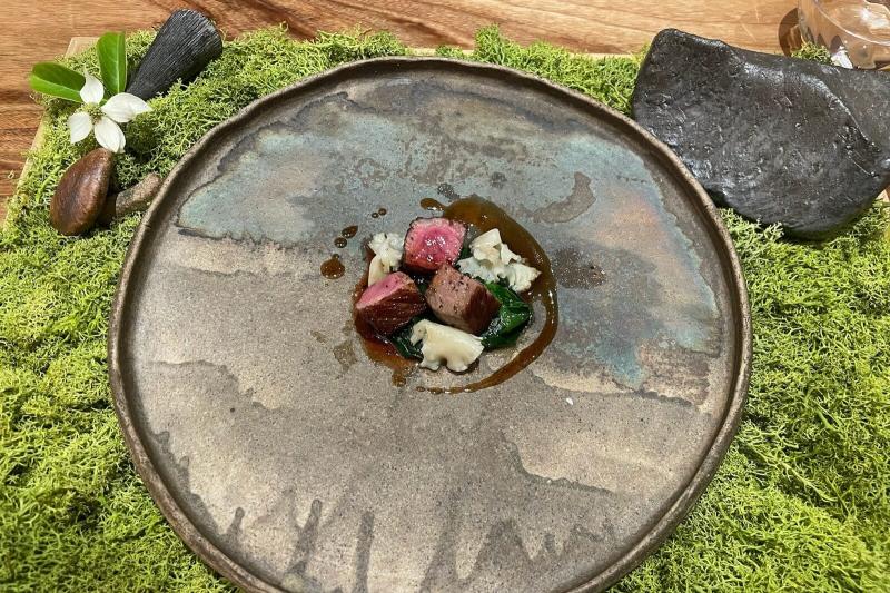 料理名「伊豆牛のシャトーブリアン」。伊豆牛さんも美味でございました