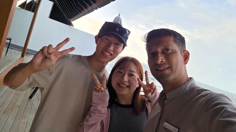到着後、スタッフとの記念撮影 