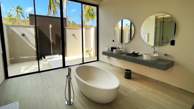 シンクとバスタブ。こちらもゆったりとしています