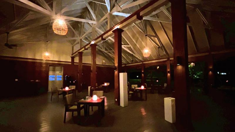 屋内のテーブル