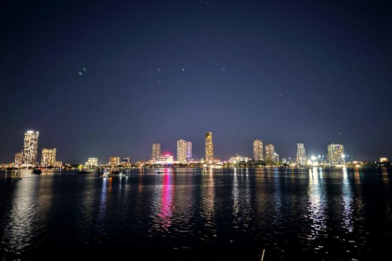 デッキから見た夜景。星もきれいに見えました