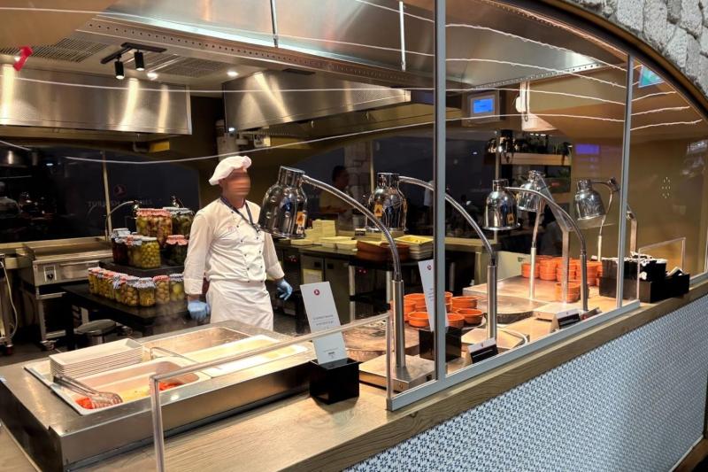 シェフも多く常駐しており、出来立てが提供されるコーナーも