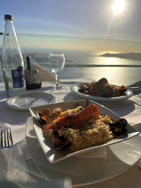 オーシャンビューのレストラン（サントリーニ島）