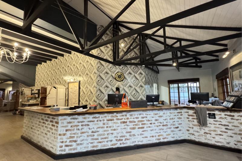 メインロッジに入ると、すぐにレセプションがあります