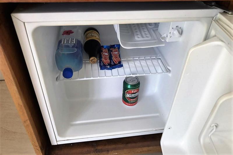 各お部屋にはミニ冷蔵庫があります。暑いフィジーでは冷えた飲み物が必須です！