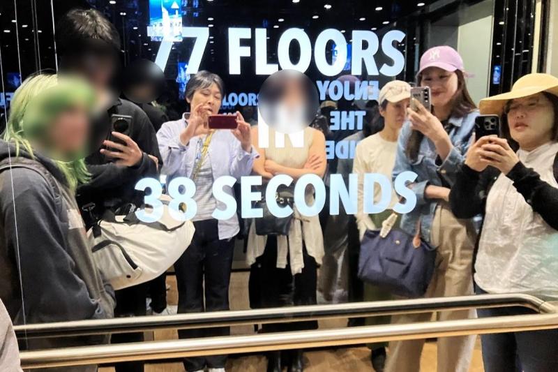エレベーターの内部。地上230mにある展望台まで38秒！