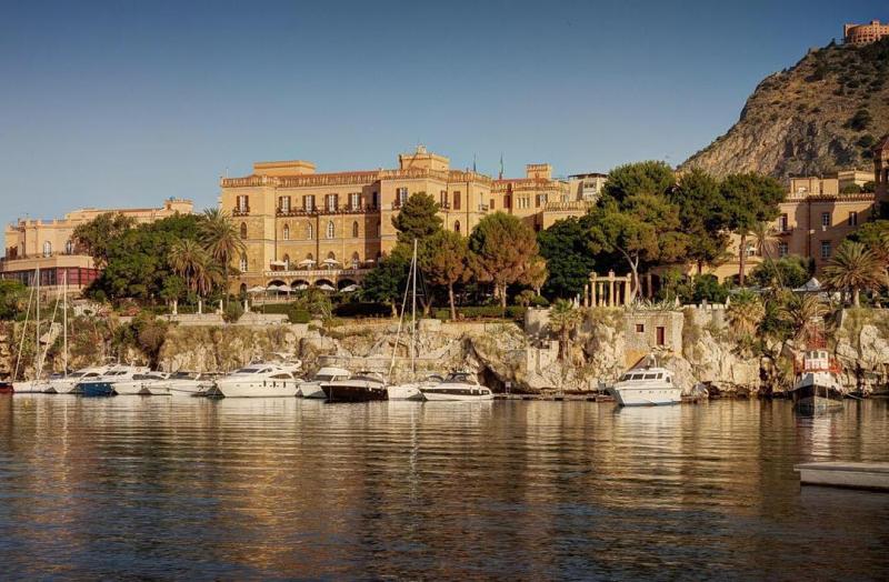 ●ヴィラ イジエナ（パレルモ）19世紀末に建築された歴史ある邸宅を利用したヴィラ イジエナはパレルモの海辺に位置するブティックホテル。イタリアを中心にラグジュアリーホテルを展開する「ロッコ フォルテ ホテル」の1軒です。どこまでも青く広がるティレニア海を眺める好立地を誇ります。シチリアらしい明るさと隠れ家のような静けさが、王族をはじめ各国の著名人にも愛されています。
