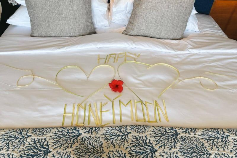 ハネムーン特典のベッドデコレーション
