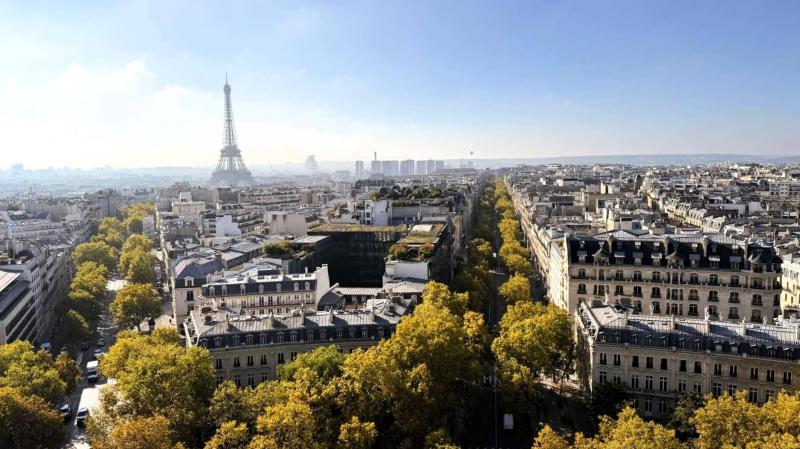 パリの凱旋門の上からの景色が美しい〜！