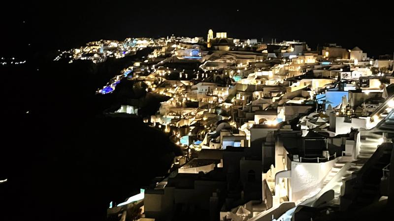 ペリヴォラスのバルコニーからの夜景（サントリーニ島）