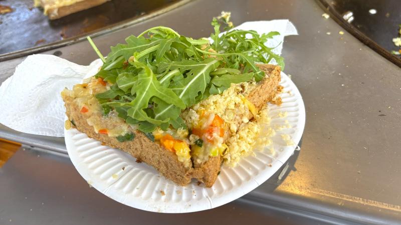 ホットチーズサンドにチーズを「これでもか！」とかけてもらいました