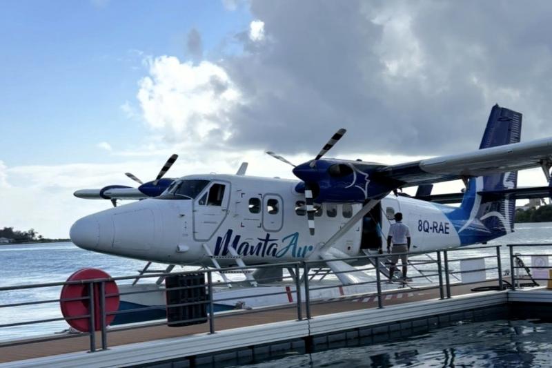 リゾートへの水上飛行機（マンタエア）