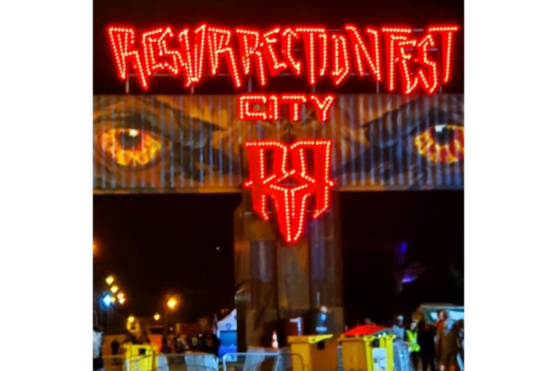 スペインの「RESURRECTION FEST（音楽フェス） 2023」へ深夜2時からのマン ウィズ ア ミッション出演に向けて待機しているときの写真です